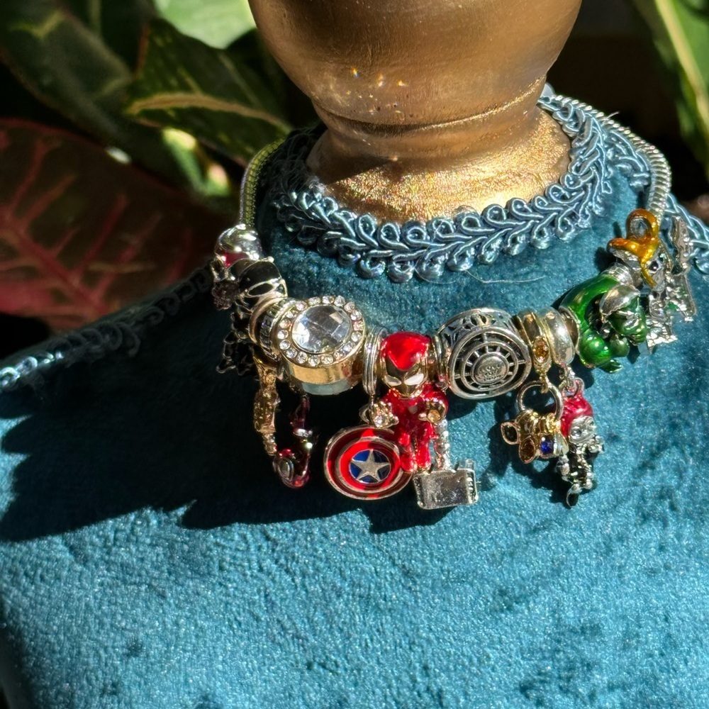 Avengers Charm Bracelet - Picture 7 of 8